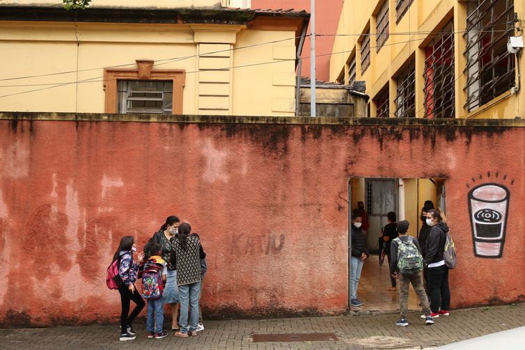 Senado aprova projeto que cria programa de combate à evasão escolar